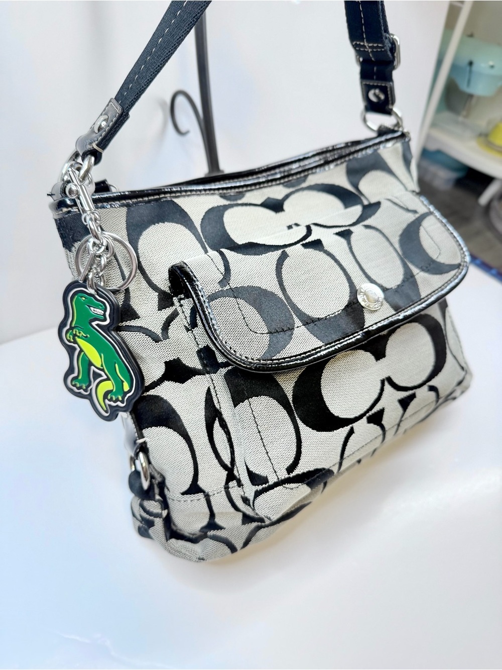 Vintage Coach Signature C Black & Gray Canvas Shoulder Bag Flap Pocket Y2K Purse - Picture 4 of 13